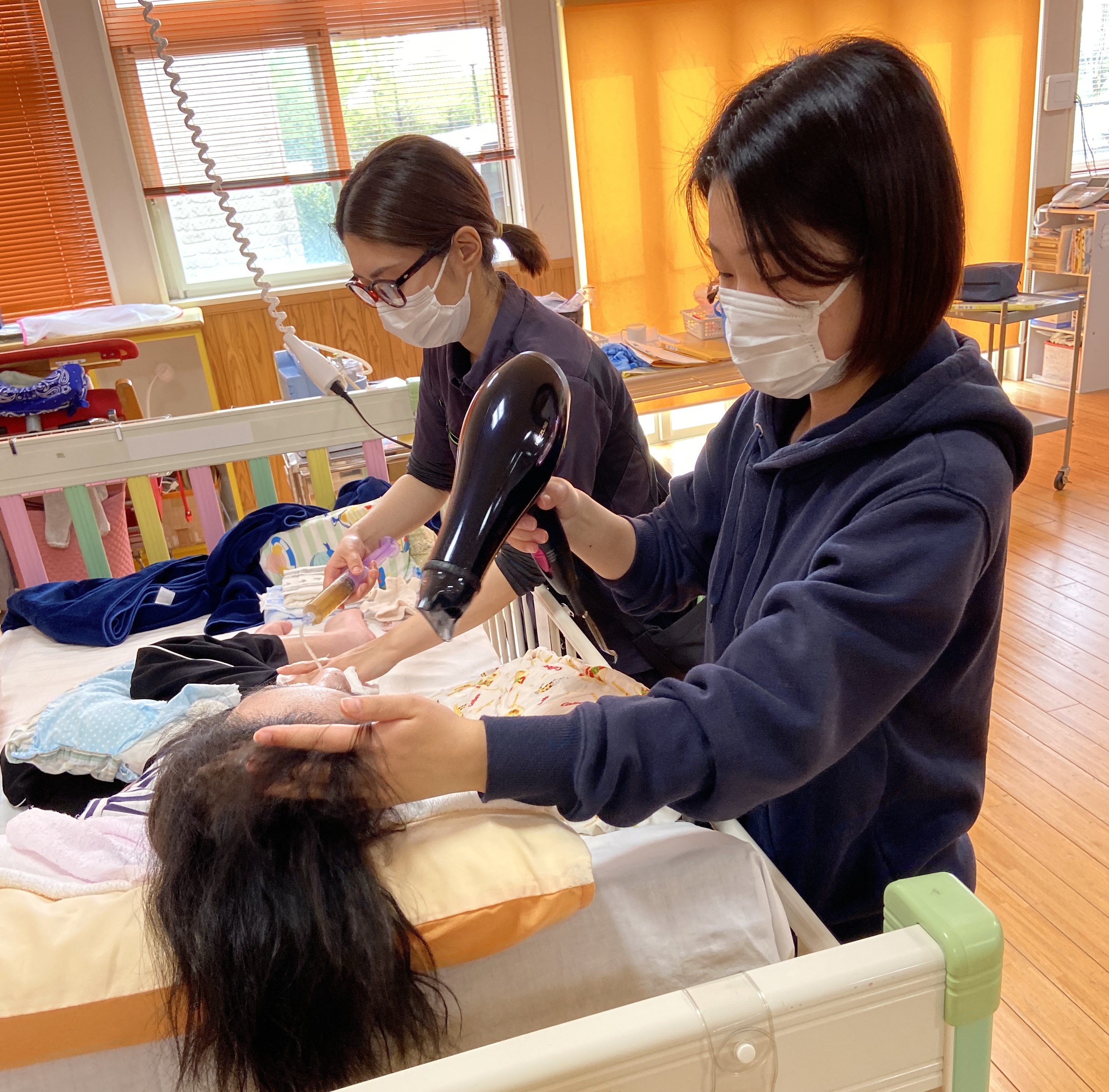 事業所開設にむけてもうひと踏ん張り！「はながしま事業所」において、スタッフの見学研修、看護師研修を行いました。