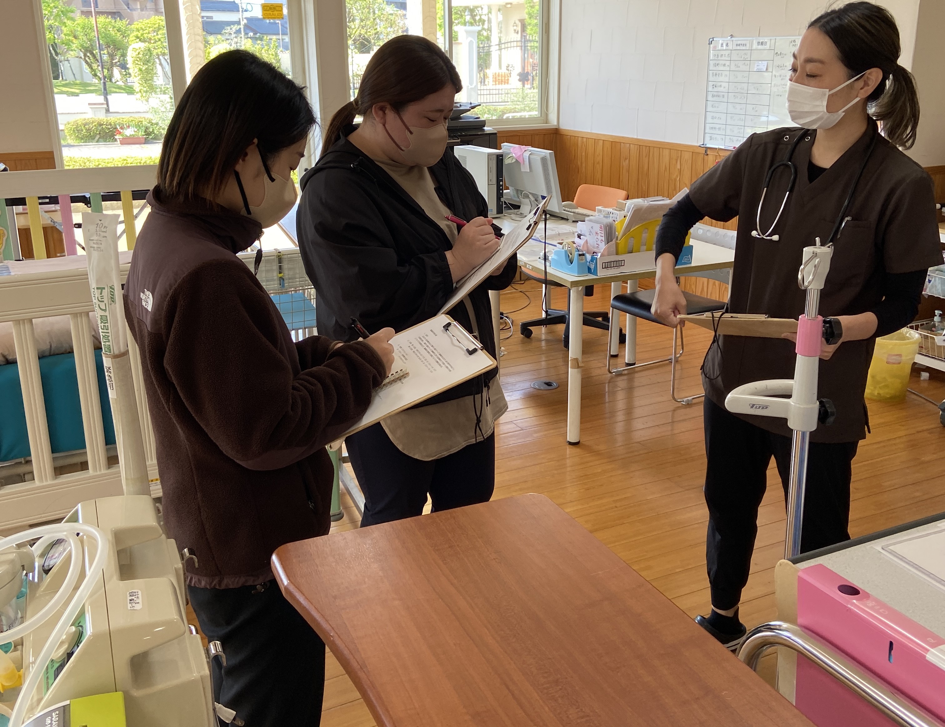 事業所開設にむけてもうひと踏ん張り！「はながしま事業所」において、スタッフの見学研修、看護師研修を行いました。